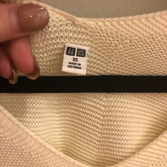 UNIQLO XS Cream V-Neck Knit Sweater without seams. - Picture 4 of 4